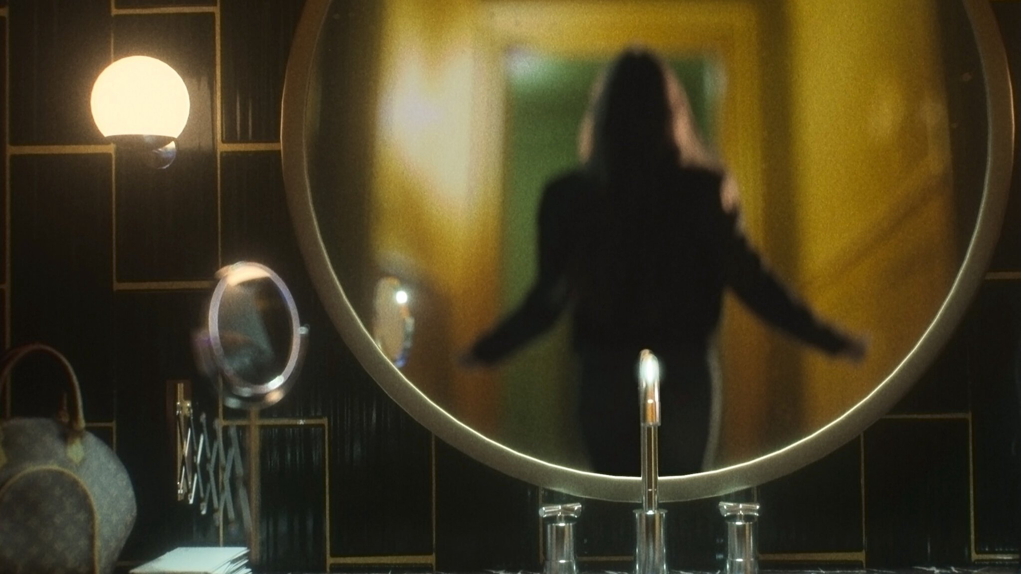 Angi: Cuộc sống giả, tội ác thật