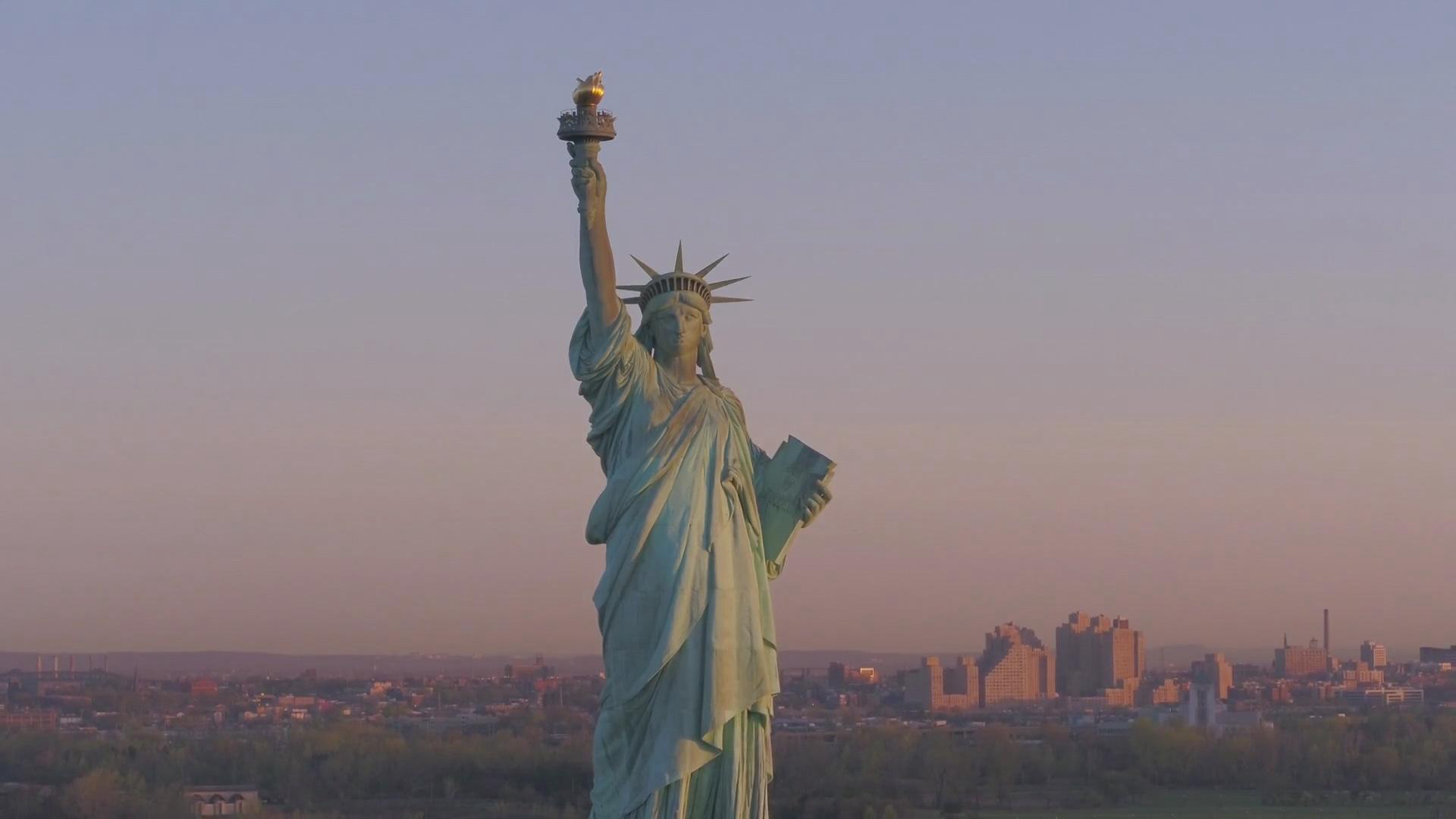 Nữ Thần Tự Do: Mẹ Của Những Người Tha Hương